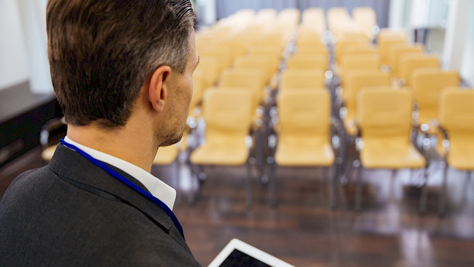 Die Stühle an den GVs bleiben in der nächsten Zeit leer. (Bild Shutterstock)