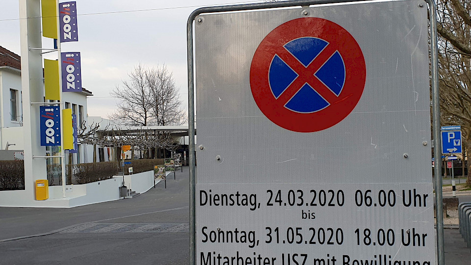 Das Universitätsspital Zürich hat vorsorglich die Parkplätze des geschlossenen Zürcher Zoos bis Ende Mai für ihre Mitarbeitenden reserviert (Bild ras).