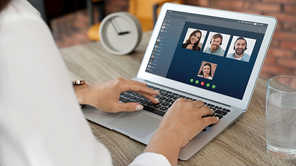 Das Coronavirus zwingt zum Umdenken: Viele Unternehmen steigen auf Telearbeit um. (Bild: Shutterstock.com/New Africa)