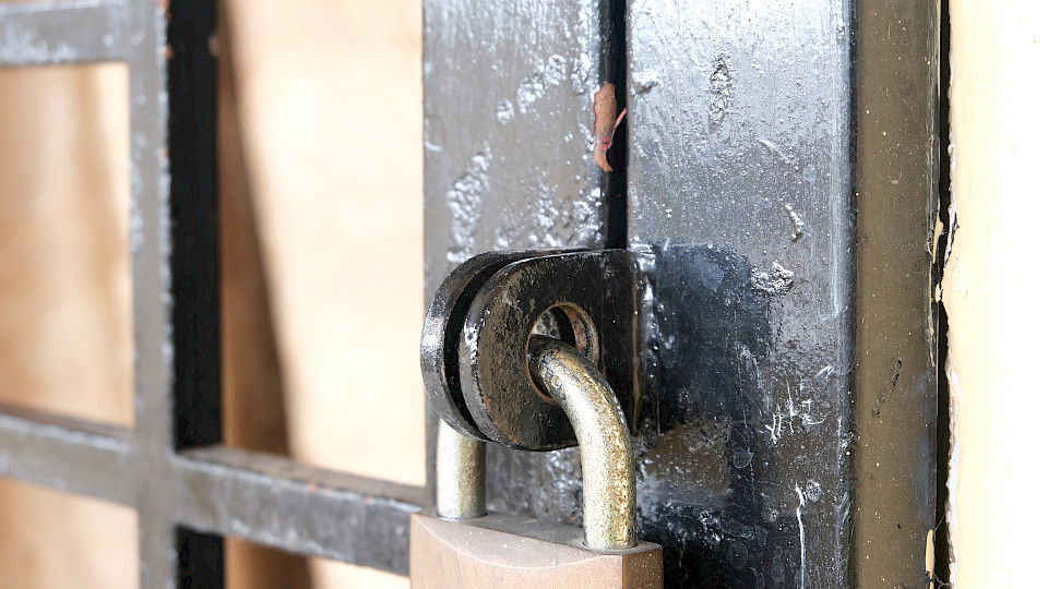 Der wirtschaftliche Schaden durch das Coronavirus hängt davon ab, wie lange der Lockdown dauert. (Bild: Shutterstock.com/Najmi Arif)