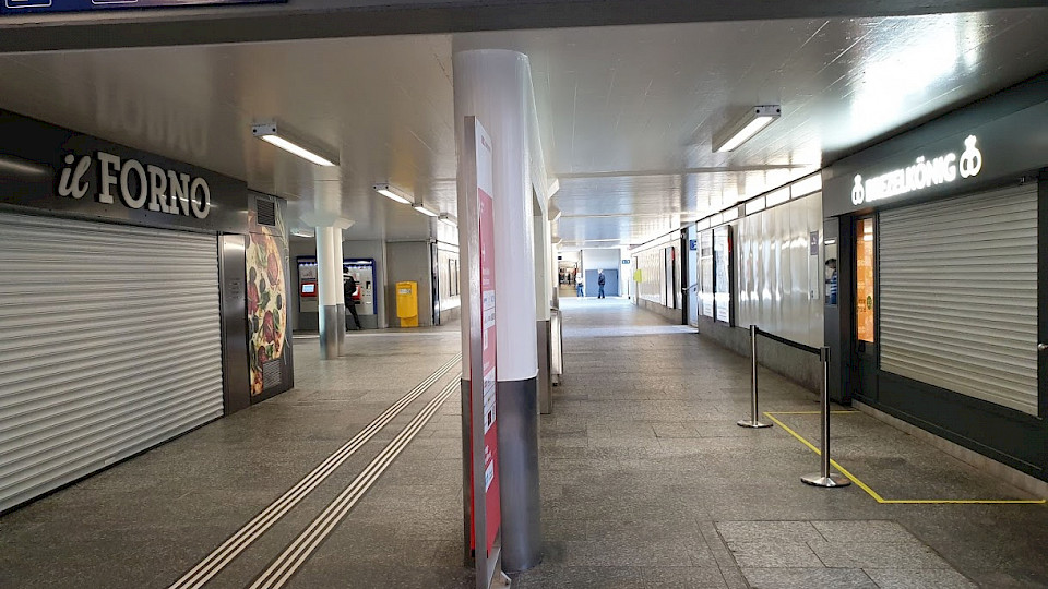 In der Bildungsstadt Olten sind die Schulen geschlossen, und Im Bahnhof wegen der ausbleibenden Schüler auch die Takeaways. (Bild: ras)