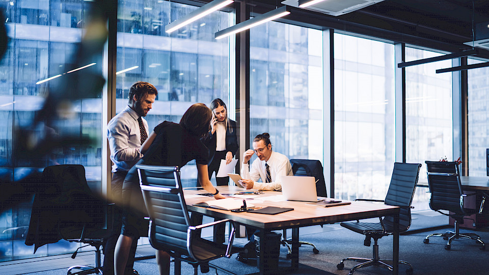 Die Umfrage zu den Berufsaussichten in der Schweizer Finanzbranche wird von finews.ch, Communicators und dem Swiss Finance Institute durchgeführt. (Bild: Shutterstock.com/gaudilab)