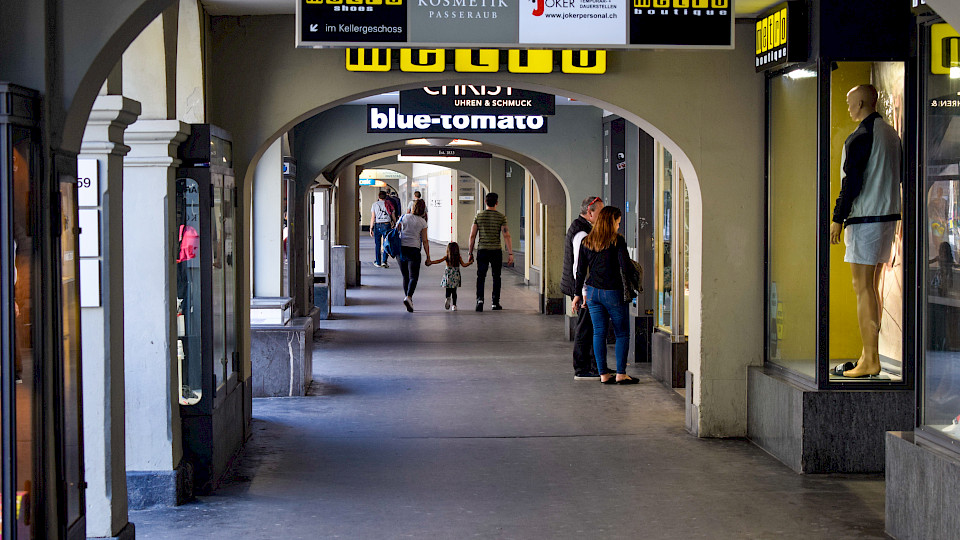 Wie in der ganzen Schweiz sind auch die Läden in der Berner Altstadt wegen des Coronavirus geschlossen. (Bild: Shutterstock.com/Shashank Agarwal)