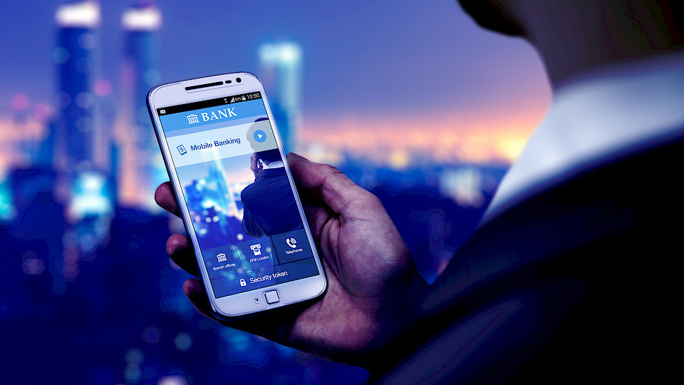 Mobile Banking spricht vor allem ein jüngeres Publikum an, während E-Banking die breite Masse anspricht. (Bild. Shutterstock.com/Alex Ruhl)