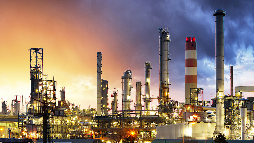 Trotz steigender Nachfrage dürften die Ölpreise aufgrund der hohen Vorkommen niedrig bleiben. (Bild: Shutterstock.com)