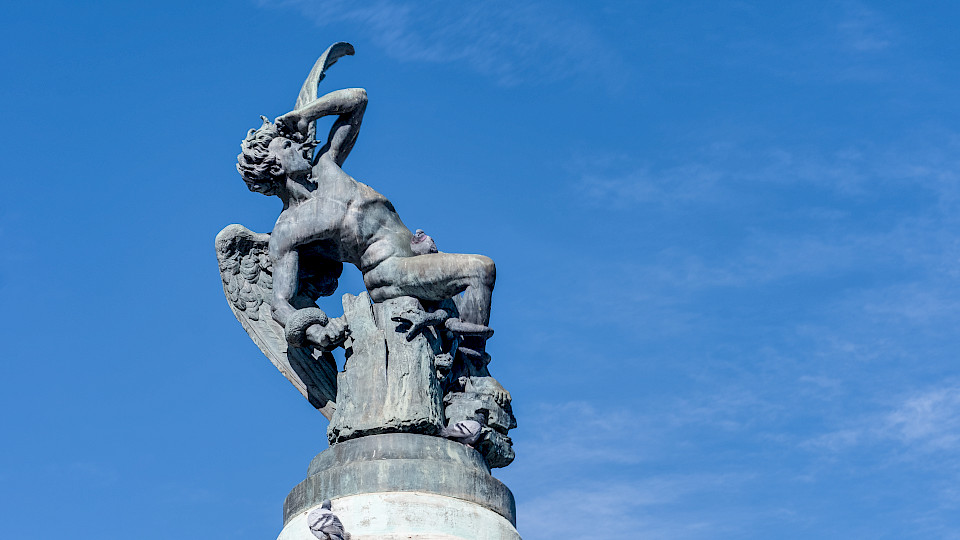"Gefallene Engel" sind Unternehmen, die auf Sub-Investment-Grade herabgestuft worden sind.  (Im Bild: Fuente del Angel Caido im Buen Retiro Park in Madrid. Quelle: Shutterstock.com/Anibal Trejo)