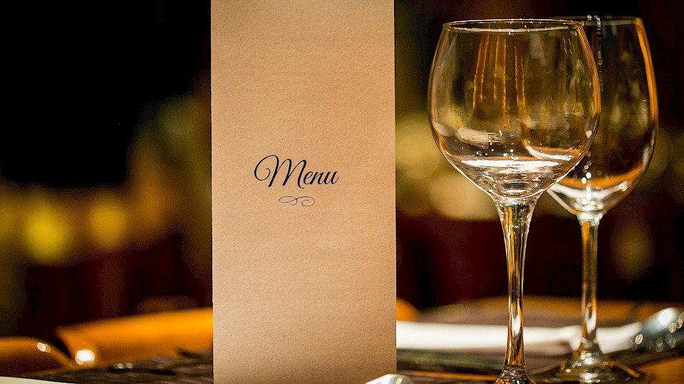 Das Gastgewerbe wurde von der Corona-Krise besonders in Mitleidenschaft gezogen. (Bild: Shutterstock.com/Leonardo Izar)