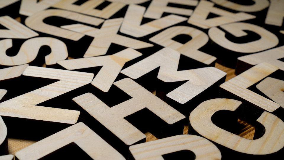 Buchstaben – insbesondere V, U, W und L – sollen die weitere Konjunkturentwicklung beschreiben.  (Bild: Shutterstock.com/Merkushev Vasiliy)