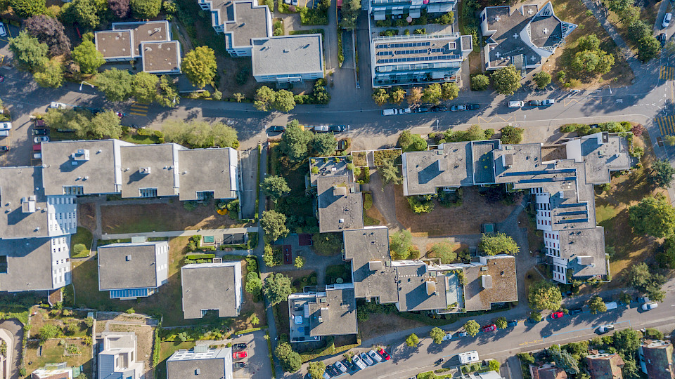Schweizer Immobilienanlagen sind in der aktuellen wirtschaftlichen Lage sehr attraktiv. (Bild: Shutterstock.com/swissdrone)