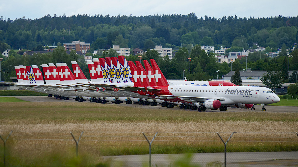 Während der Corona-Krise auf dem Flugplatz Dübendorf parkierte Flugzeuge der Swiss-, Helvetic- und Edelweiss-Flotte. (Bild: Shutterstock.com/Niklas Presch)