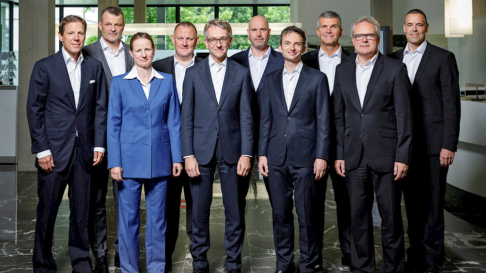 Der Bankrat der Schwyzer Kantonalbank (von links): Claude Schmidt, Marc Knaff, Adriana Ospel-Bodmer,
Richard Föhn, August Benz (Bankpräsident), Marco Lechthaler, Reto Föllmi, Stefan Pfyl
(Vizepräsident), Johannes Borner und Peter Geisser (Sekretär)