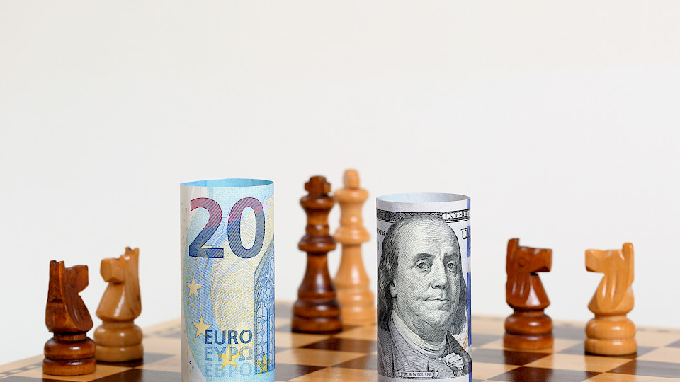 Der Euro dürfte gegenüber dem US-Dollar weiter erstarken. (Bild: Shutterstock.com/Jay Yuan)