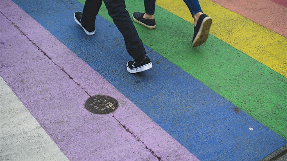 Gender-Inklusion ist nun auch im Bezahlprozess mit Karte angekommen. (Bild: Shutterstock.com/Linus Strandholm)