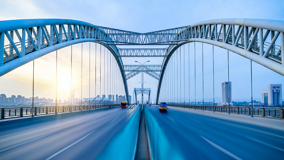 Staatliche Investoren versprechen sich besonders bei Infrastrukturanlagen attraktive Renditen. (Quelle: Shutterstock.com/Hellorf Zcool)