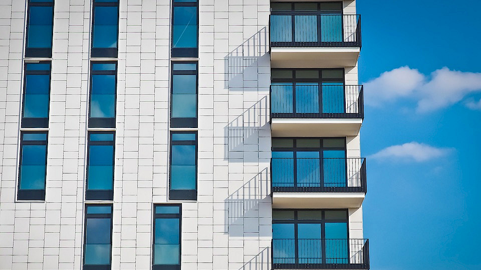 Wollen bald mehr Schweizerinnen und Schweizer aus der engen Stadtwohnung in das geräumigere Eigenheim ziehen? (Bild: Pixabay.com/MichaelGaida)