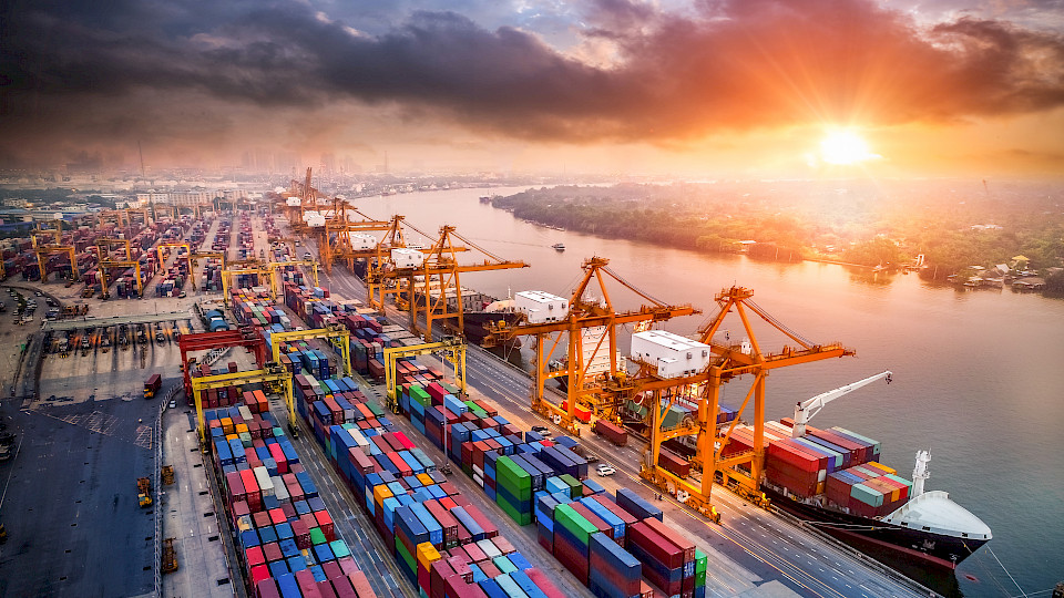 Trotz ökologischer Bedenken bietet die Schifffahrtsbranche attraktive Perspektiven im Rahmen von ESG-Investments – besonders dank des umfassenden sozialen Nutzens.  (Bild: Shutterstock.com/Travel Mania)