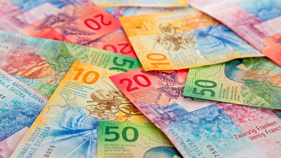 Die Schweizerische Nationalbank ist seit Monaten sehr aktiv auf dem Devisenmarkt. (Quelle: Shutterstock.com/Fedor Selivanov)