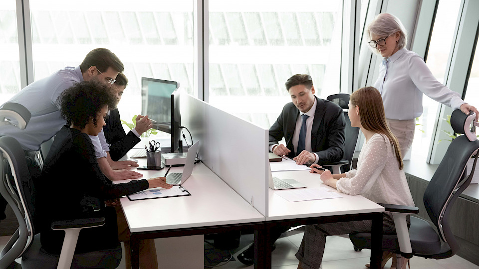 Insbesondere Bankmitarbeitende in der Mitte ihrer Laufbahn sind herausgefordert, ihre Kompetenzen kritisch zu überprüfen. (Bild: Shutterstock.com/fizkes)