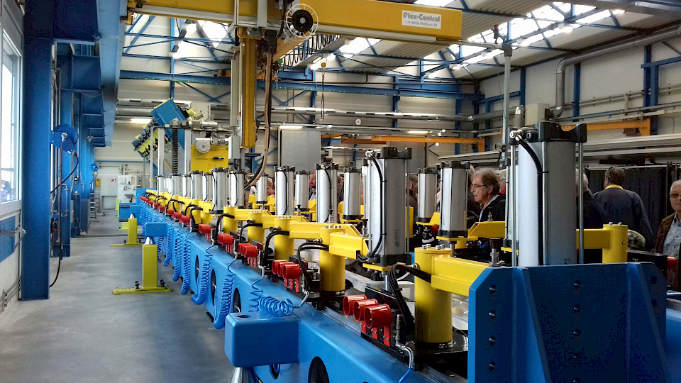 Aufhellung bei Dienstleistungen, in der Industrie fehlen Aufträge.  (Bild: shutterstock.com/goalman74)