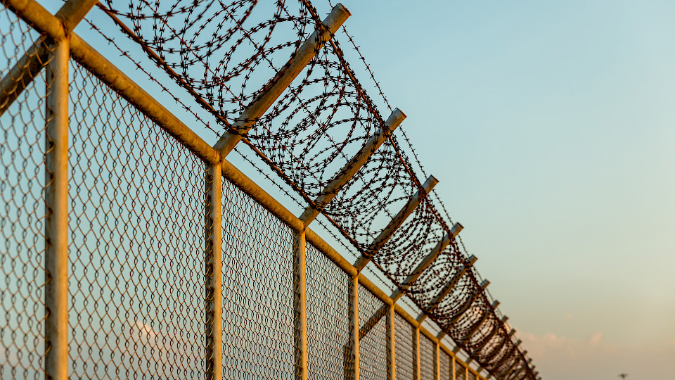 Bieten Anlass zur Kritik: Investments in Gefängnisse. (Bild: Shutterstock.com/Sirikunkrittaphuk)