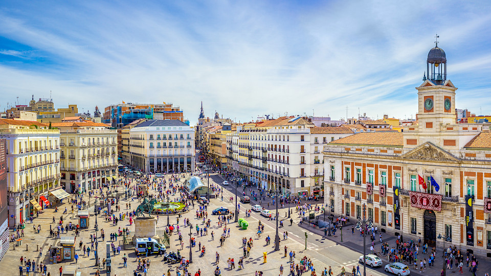 Die Credit Suisse will mit einer Vollbanklizenz in Spanien (im Bild die Plaza Puerta del Sol in Madrid) das Geschäft ausbauen. (Bild: Shutterstock.com/LucVi)