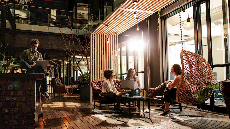 In modernen Büros wurden veraltete Schreibtischflächen durch Break-out-Kaffeeplätze, Innovationszentren und Wohlfühleinrichtungen ersetzt. (Bild: Shutterstock.com/Jacob Lund)