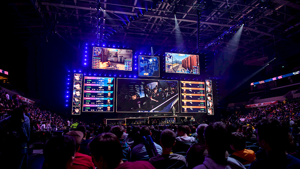 Nicht zuletzt durch den Corona-Lockdown sind die Vorzüge von E-Sports-Wettkämpfen nicht nur Insidern der Szene ein Begriff. (Bild: Shutterstock.com/Roman Kosola)