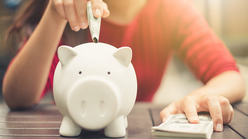 Frauen sind gemäss dem Krisenbarometer von J.P. Morgan AM deutlich weniger investitionsfreudig als Männer. (Bild: Shutterstock.com/Nattakorn Maneerat)