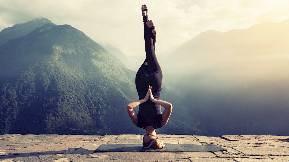 Die Corona-Pandemie lässt die Menschen in mancher Hinsicht Kopf stehen und anders über das Leben nachdenken. (Bild: Shutterstock.com/Anna Tamila)