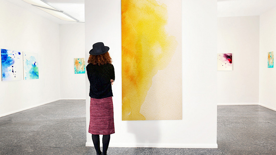 Die Bedeutung von jungen Kunstsammlerinnen und -sammlern hat während der Corona-Pandemie zugenommen. (Bild: Shutterstock.com/Africa Studio)