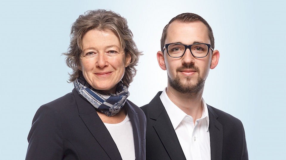 Esther Schnellmann übergibt die Leitung der SZKB-Filiale Reichenburg an Thomas Züger.