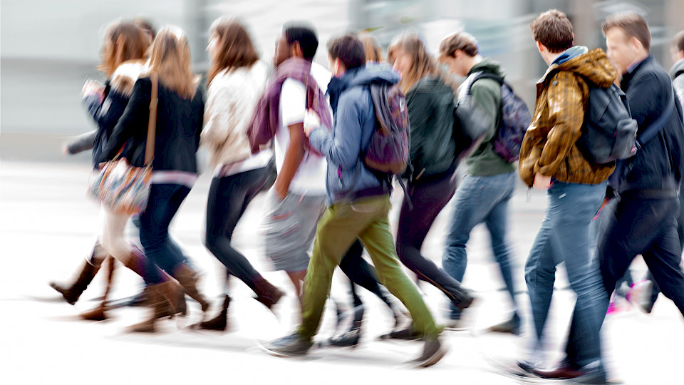 Für Themen wie den Umwelt- und Klimaschutz und die Gleichstellung der Geschlechter möchten sich Jugendliche zunehmend auch aktiv einsetzen. (Bild: Shutterstock.com/Artens)