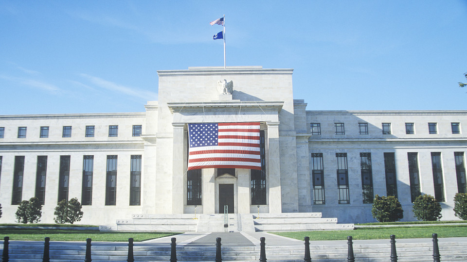 Die US-Notenbank hat ihre Wirtschaftsprognosen nach oben korrigiert. (Bild: Shutterstock.com)