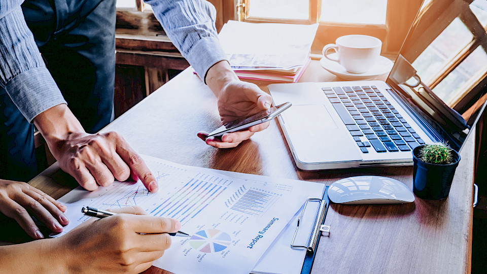 Der Steuerkostenindikator soll beispielsweise Banken, Vermögensverwalter und Asset Managern dienen. (Bild: Shutterstock.com/Mongta Studio)