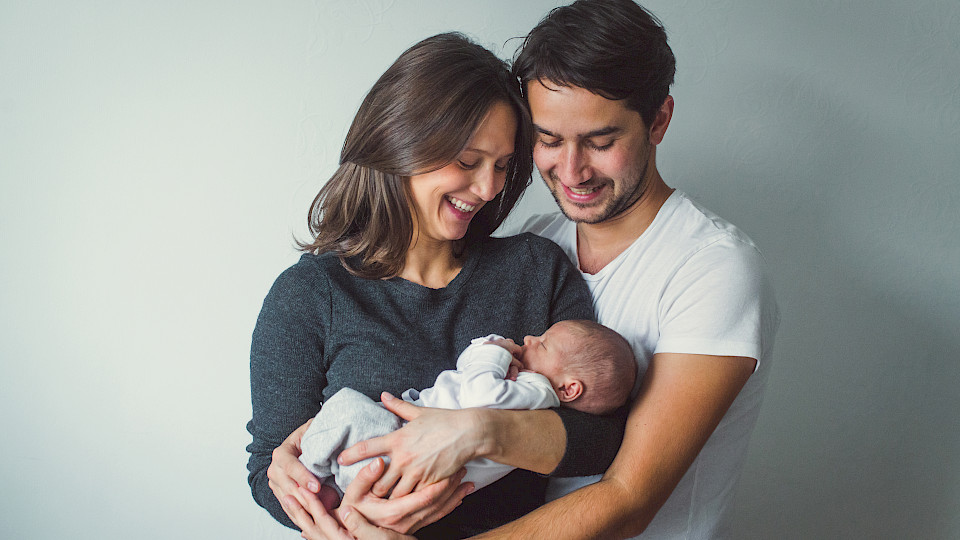 Mit vier Wochen Vaterschaftsurlaub kann sich der Mann in der Familie auch dem Baby widmen. (Shutterstock.com/Kseniya Ivanova)