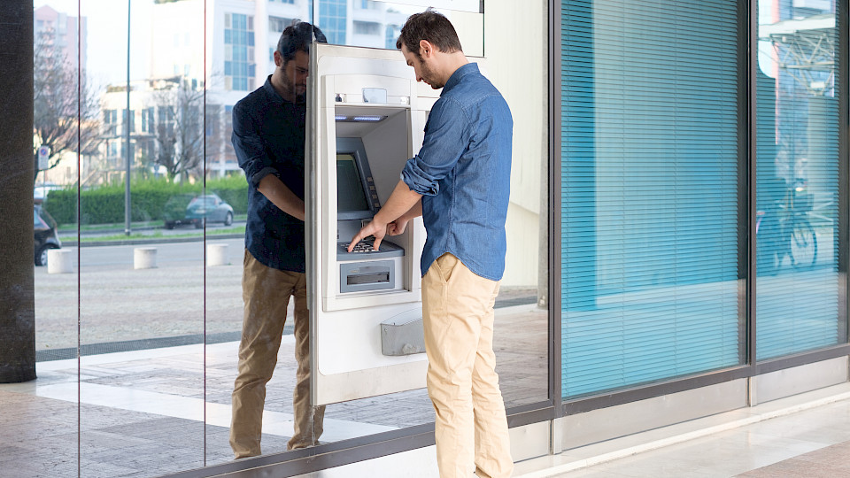 Die Bancomaten bieten mit der neuen Software mehr Funktionen. (Bild: Shutterstock.com/Tommaso79)