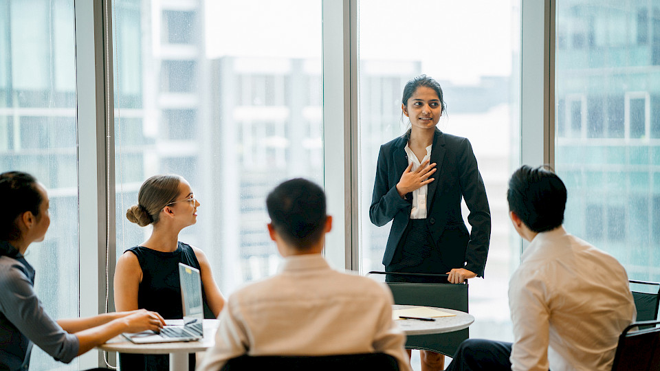 Das direkte Gespräch mit den Führungsteams der Unternehmen gibt wertvolle Einblicke. (Bild: Shutterstock.com/mentatdgt)