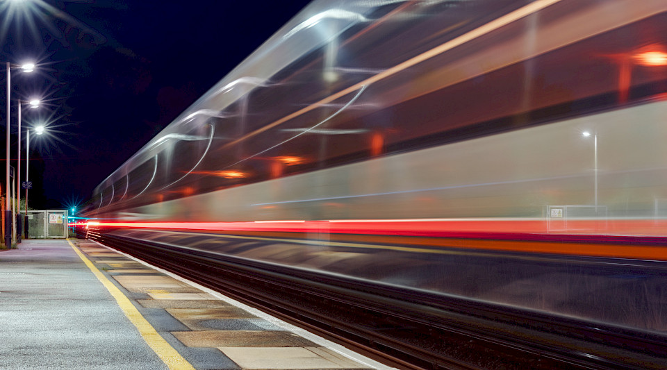 Schienennetze, die immer mehr durch erneuerbare Energien betrieben werden können, ebnen den Weg mit in eine kohlenstoffarme, nachhaltige Mobilität. (Shutterstock.com/Sterling Images)