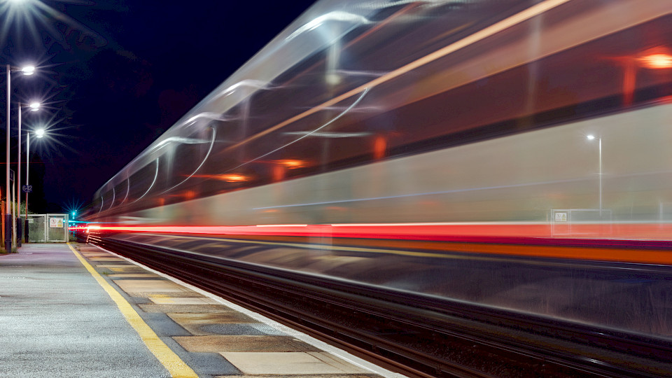 Schienennetze, die immer mehr durch erneuerbare Energien betrieben werden können, ebnen den Weg mit in eine kohlenstoffarme, nachhaltige Mobilität. (Shutterstock.com/Sterling Images)