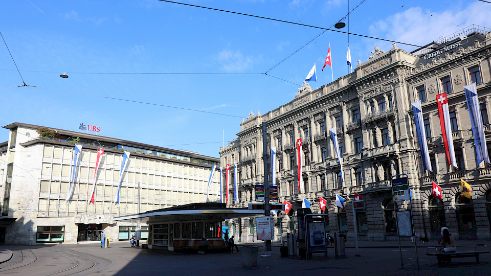 Die zwei Grossbanken am Paradeplatz vereinen sich wohl nicht. (Bild: Shutterstock.com/Olga P Galkina)
