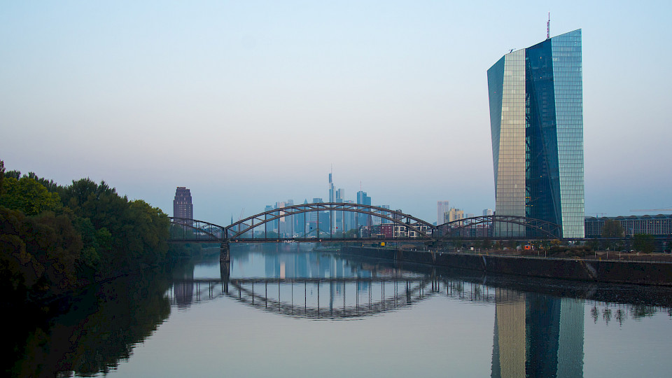 Die Europäische Zentralbank (EZB) will in einer zweiten Corona-Welle alle Flexibilität nutzen. (Bild: Shutterstock.com/design gertect)