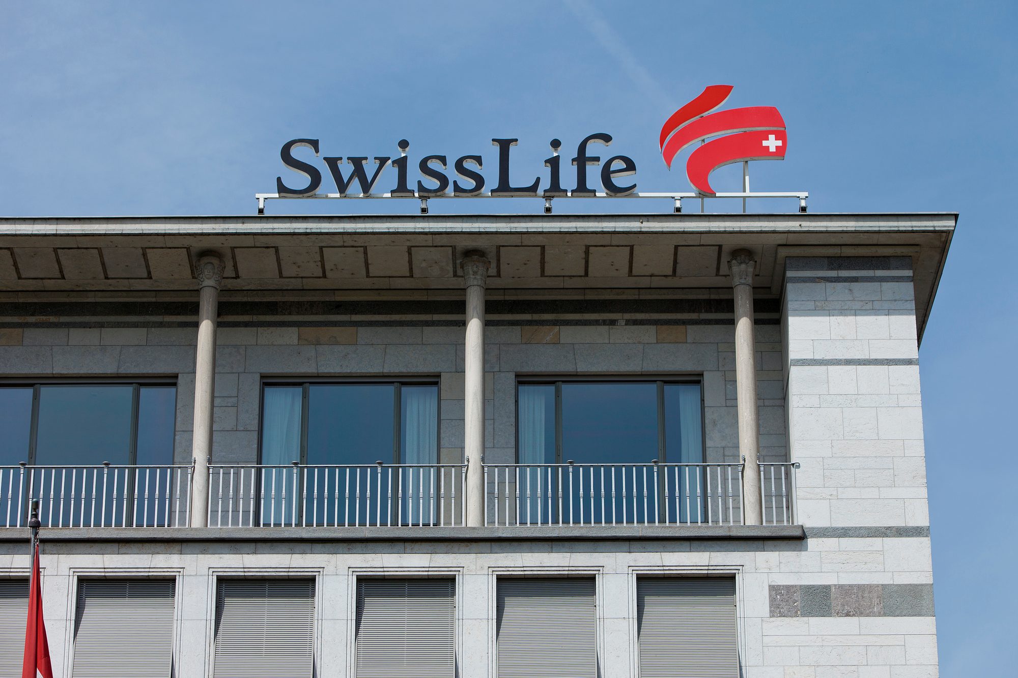 Адреса швейцарии. Swiss Life. Swiss Life Цюрих. Страховая компания в Швейцарии картинки. Swiss Life Арена.