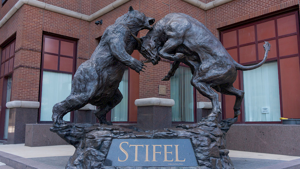 Skulptur vor dem Stifel-Hauptsitz in St. Louis im US-Bundesstaat Missouri. (Bild: Shutterstock.com/CiCC)