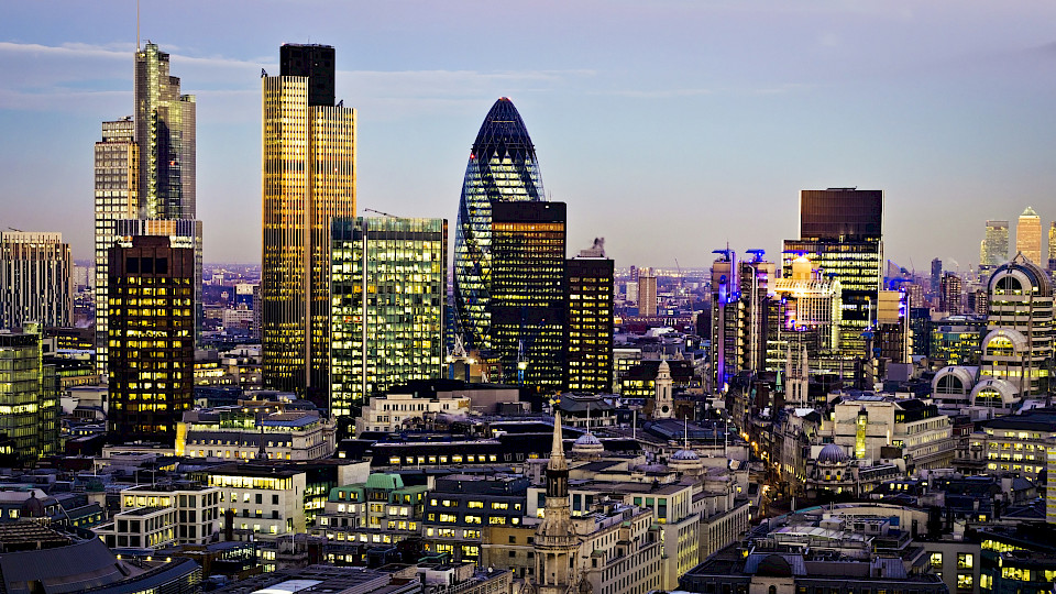 Die britische Finanzbranche mahnt die Regierung eindringlich, sich für den Finanzplatz London einzusetzen. (Bild: Shutterstock.com/QQ7)