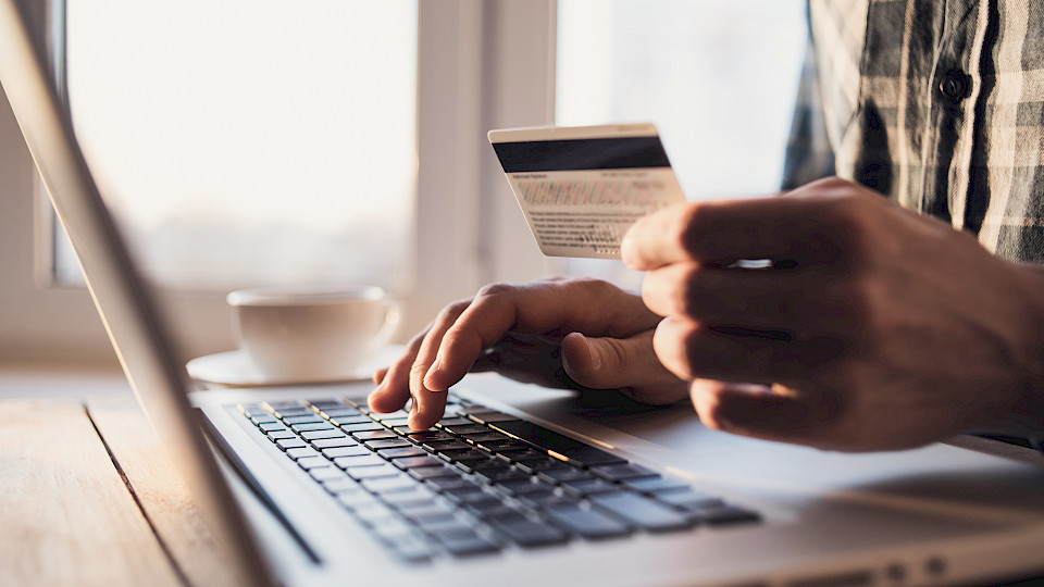 Schweizerinnen und Schweizer schieben die Bezahlung von Online-Einkäufen vermehrt hinaus. (Bild: Shutterstock.com/Kite_rin)