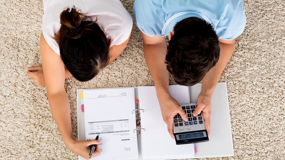 Die grosse Mehrheit der Schweizer Liebespaare spricht regelmässig über Geld. (Bild: Shutterstock.com/Andrey_Popov)