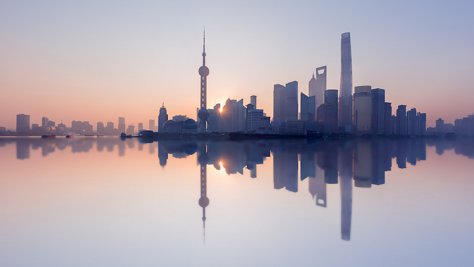 Chinas Märkte (im Bild Shanghai) haben sich in den letzten zehn Jahren unter dem wachsenden Einfluss institutioneller Anleger und der Öffnung für ausländische Anleger merklich verändert. (Bild: Shutterstock.com/Dhinasong)