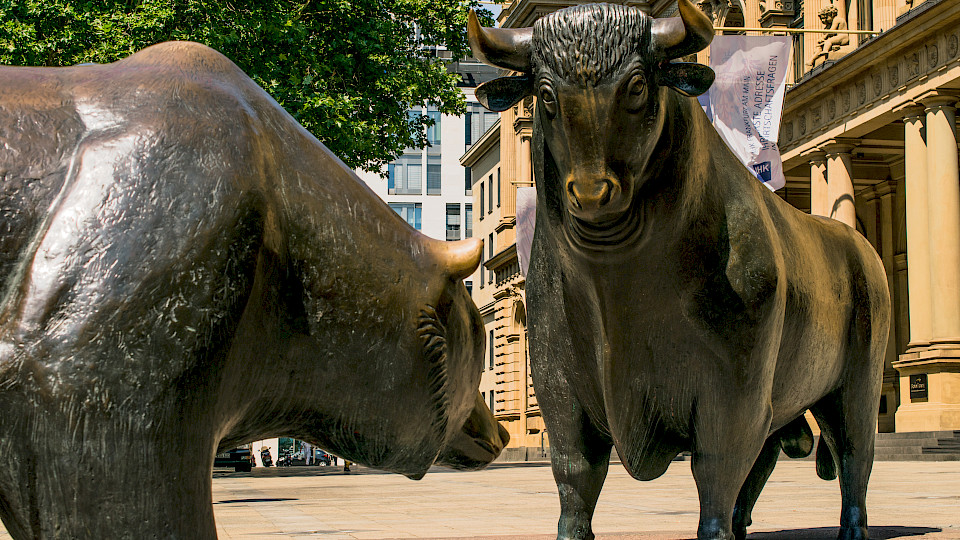 Basis-, Bullen- oder Bären-Szenario? Alles hängt von der Verfügbarkeit eines Impfstoffs gegen das Coronavirus ab. (Bild: Shutterstock.com/Elpisterra)