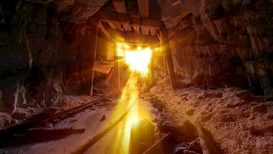 Im Gegensatz zum physischen Gold werfen Goldminenaktien einen Gewinn ab – zum Beispiel in Form von Dividenden. (Bild: Shutterstock.com)