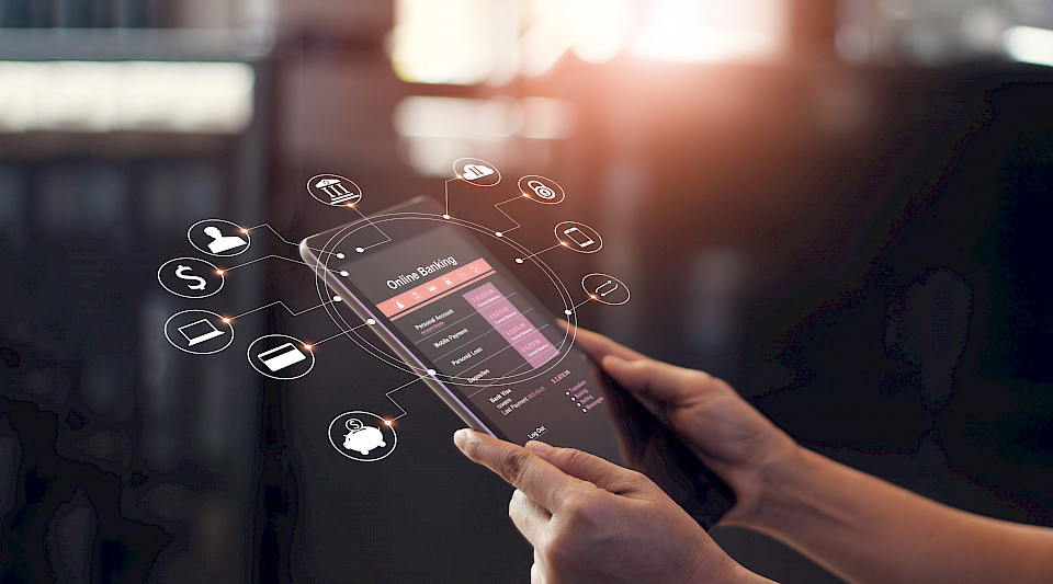 Die eigene Bankwebseite ist ein gut geeigneter Werbeträger für Digital Banking, Social Media weniger. (Bild: Shutterstock.com/PopTika)